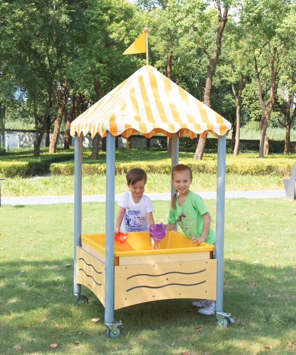 Mobiler Matschtisch mit Spitzdach